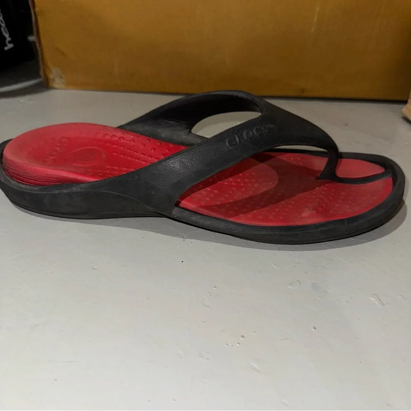 Men’s Crocs Brand Casual Red and Black Rubber Summer Flip Flops Sandals Size: 10 - Picture 13 of 16